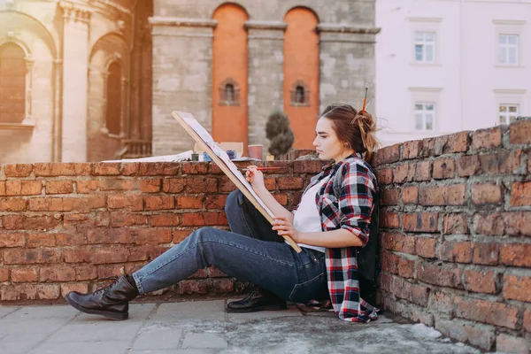 Piękna Dziewczyna Koszuli Kratę Rysuje Stare Budynki Siedząc Przy Murze — Zdjęcie stockowe