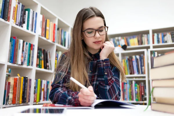 Dziewczyny Piszą Bibliotece Młody Student Studiujący Bibliotece Kampusu — Zdjęcie stockowe