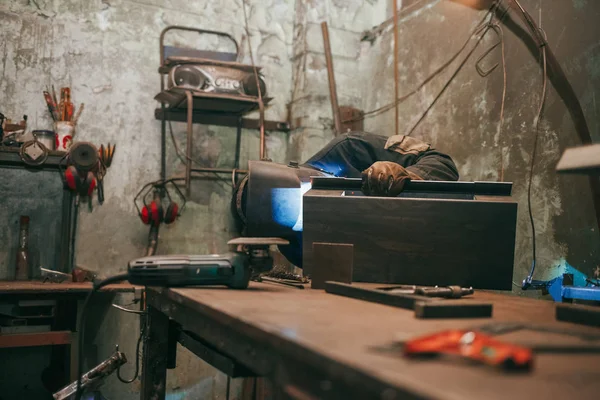 Pracovník Masce Svářeče Pracuje Dílně Pro Svařování Železa Člověk Vyrábí — Stock fotografie