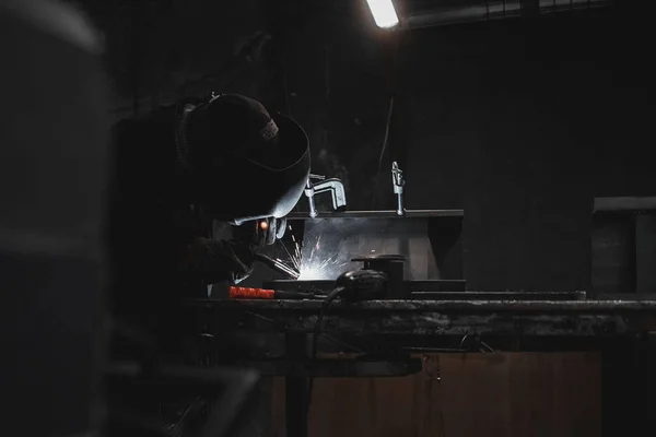 Lavoratore Una Maschera Saldatore Lavora Laboratorio Saldatura Del Ferro Uomo — Foto Stock