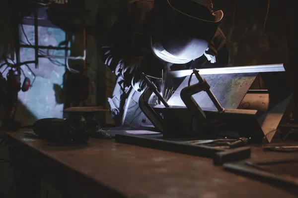 Рабочий Маске Сварщика Работает Мастерской Сварке Утюга Человек Производит Железные — стоковое фото