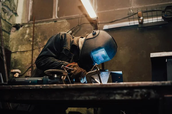 Εργάτης Μάσκα Συγκολλητή Εργάζεται Ένα Εργαστήριο Για Συγκόλληση Σιδήρου Άνθρωπος — Φωτογραφία Αρχείου