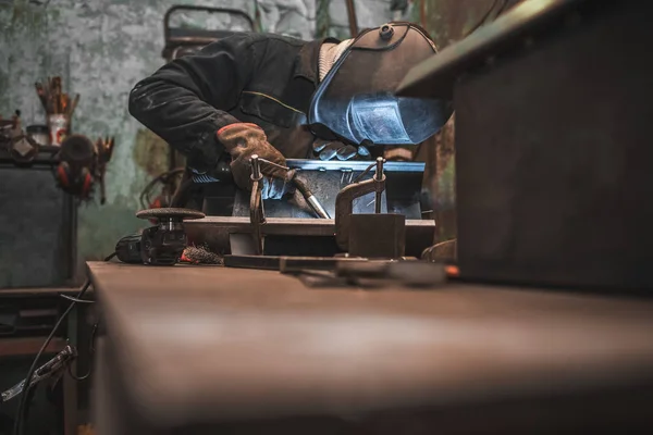 Εργάτης Μάσκα Συγκολλητή Εργάζεται Ένα Εργαστήριο Για Συγκόλληση Σιδήρου Άνθρωπος — Φωτογραφία Αρχείου