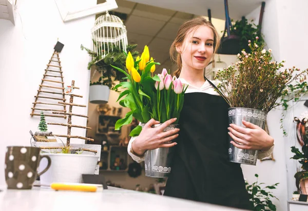 Potret Penjual Bunga Memegang Vas Dengan Tulip Pekerja Toko Bunga — Stok Foto
