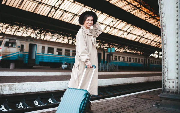 Pretty Smiling Woman Railway Station Positive Tourist Lady Hat Coat — Stock Photo, Image