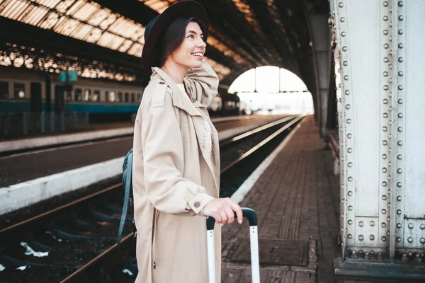 Досить Усміхнена Жінка Залізничному Вокзалі Позитивна Туристична Леді Капелюсі Пальто — стокове фото