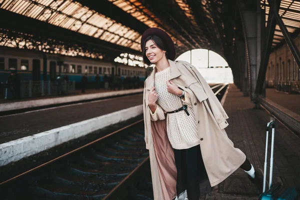 Веселая Юная Леди Путешественница Ждет Свой Поезд Вокзале — стоковое фото