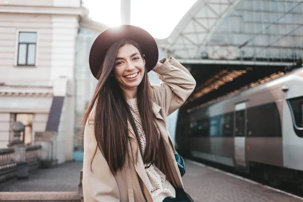 Улыбающаяся Девушка Шляпе Вокзале Ждет Отправления Поезда — стоковое фото