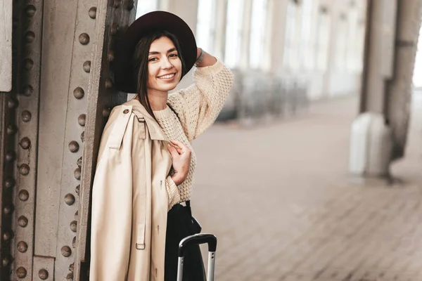 Retrato Jovem Mulher Bonita Viajante Casaco Casual Chapéu Que Está — Fotografia de Stock