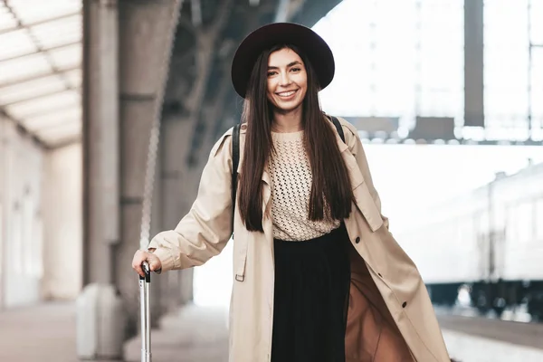 Retrato Jovem Mulher Bonita Viajante Casaco Casual Chapéu Que Está — Fotografia de Stock