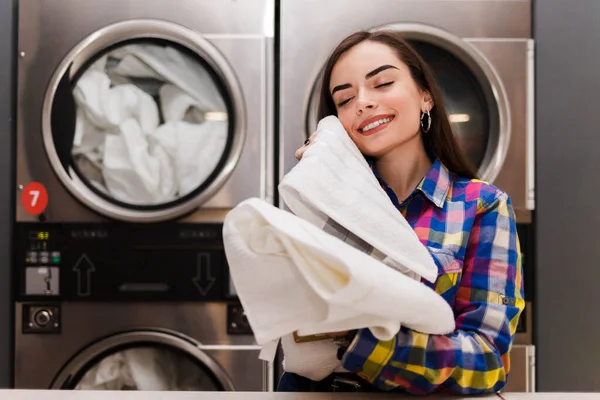 Flickan Njuter Rena Och Luktande Handdukar Efter Tvätt Tvättstuga — Stockfoto