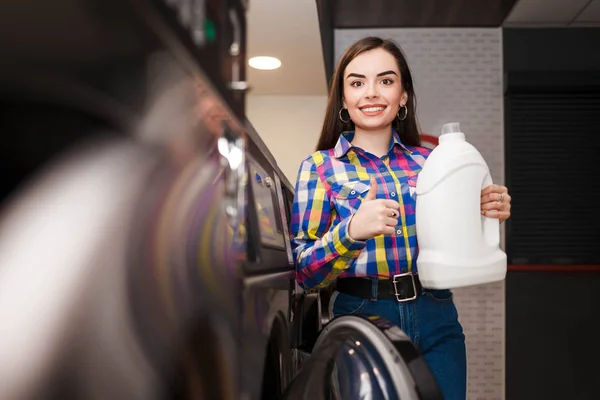 Young Woman Recommends Detergent Holding Bottle Her Hand Showing Thumb — Stock Photo, Image