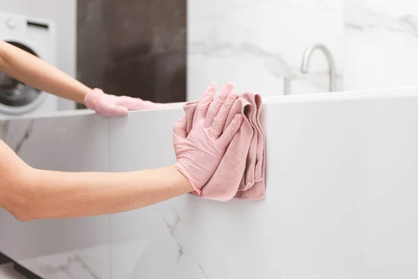 Housekeeper Cleans Ceramic Tile Bathroom — 스톡 사진