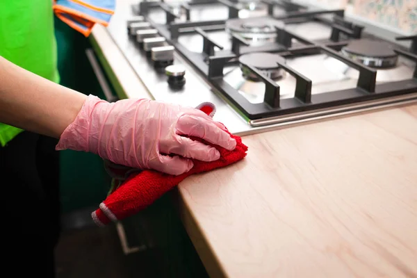 Mulher Luvas Limpa Móveis Cozinha — Fotografia de Stock