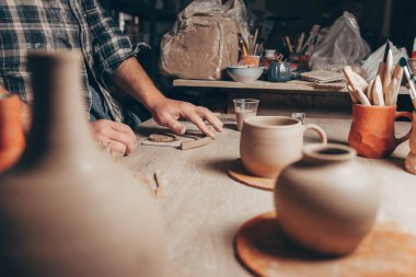 Potter kilden bir kupa oluşturur. Seramik ürünler oluşturma süreci