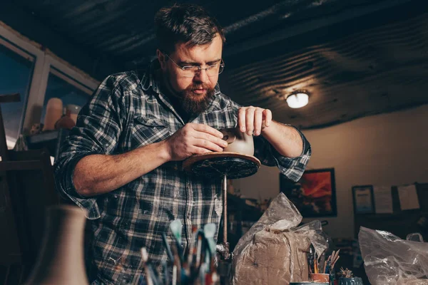 Бородатий Чоловік Працює Керамічній Майстерні Зосереджуючись Процесі Створення Глиняної Чашки — стокове фото