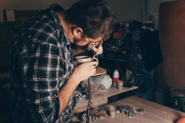 Homme Barbu Travaille Dans Atelier Poterie Concentrant Sur Processus Création — Photo