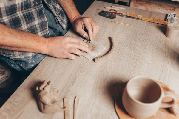 Potter Forme Argile Créant Une Tasse Processus Création Produits Céramiques — Photo