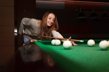 Pozitif kız boş zamanlarında bilardo oynar.