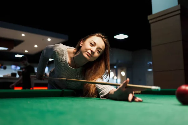 Chica Tiene Como Objetivo Golpear Pelota Mientras Juega Billar — Foto de Stock