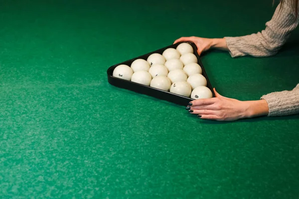 Kız Bilardoda Top Piramidi Yapıyor Bilardo Oynayan Kadın — Stok fotoğraf