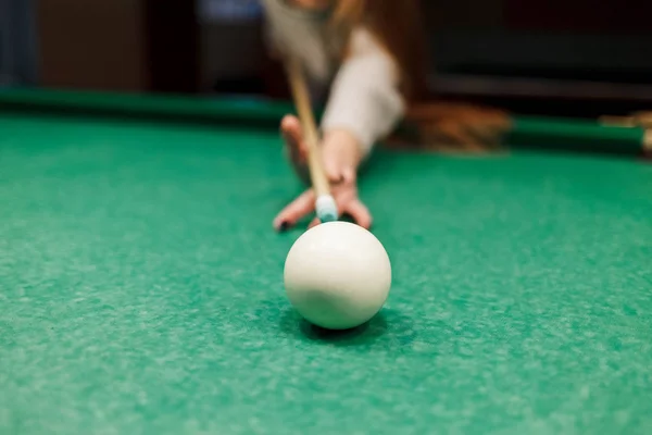 Close Girl Aiming Cue Ball Ball Pool Table — Stock Photo, Image