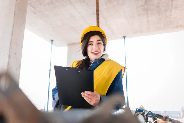 Jovem Engenheira Capacete Protetor Enche Papel Canteiro Obras — Fotografia de Stock