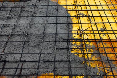 Takviye ağlara beton dökülüyor