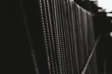 İnşaat alanında bir sürü inşaat demiri var. Somut destek materyalleri