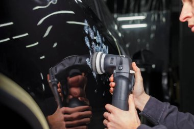 Oto cilalama işlemi. Detaylı çalışan, arabanın vücudunu parlatıyor