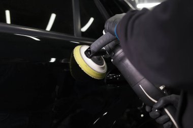 Detaylandırma atölyesinde araba cilalama işlemi