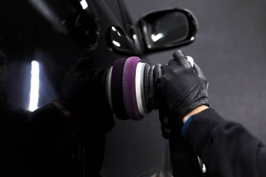 Detaylı usta arabayı parlatır.