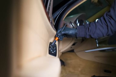 Detaylandırıcı ustası arabanın içini fırçayla temizliyor