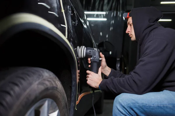 Процесс Автоматической Полировки Детальный Рабочий Полирует Кузов Автомобиля — стоковое фото