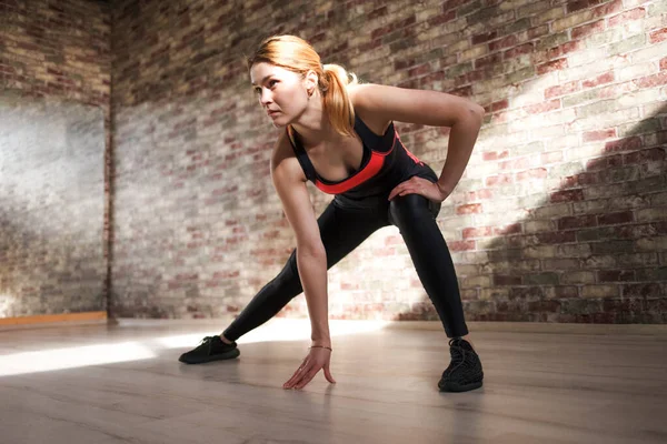 Mujer Fitness Haciendo Estiramiento Interior —  Fotos de Stock