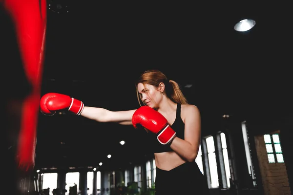 Chica Practicando Puñetazos Saco Boxeo —  Fotos de Stock