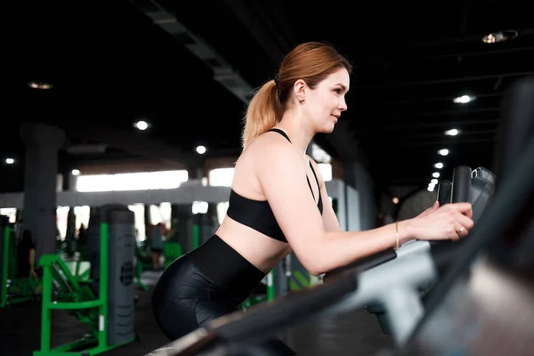 Chica Bicicleta Estática Gimnasio —  Fotos de Stock