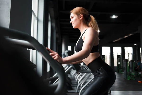 Mujer Delgada Entrenando Simulador Fitness — Foto de Stock