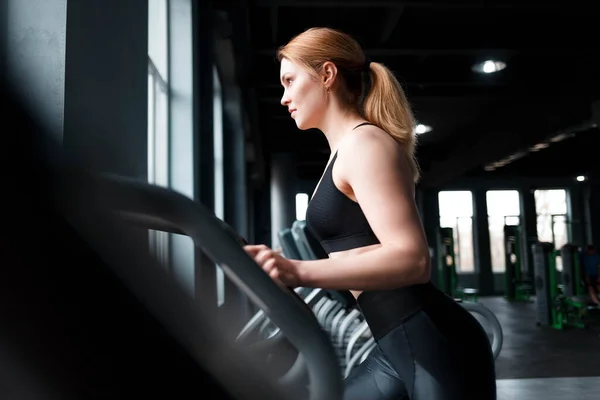 Mujer Delgada Entrenando Simulador Fitness —  Fotos de Stock