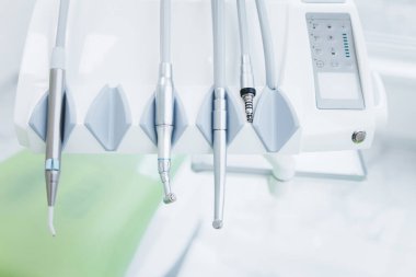 Modern dişçi muayenehanesinde dişçi matkapları. Diş Hekimliği Birimi