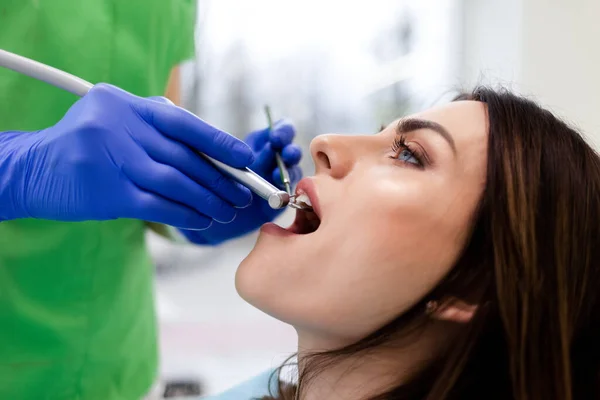 Mulher Trata Dos Dentes Clínica Dentária Médico Dentista Usa Broca — Fotografia de Stock