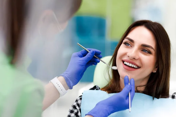 Mujer Sonriente Cita Con Dentista Hermosa Chica Positiva Examen Rutina — Foto de Stock