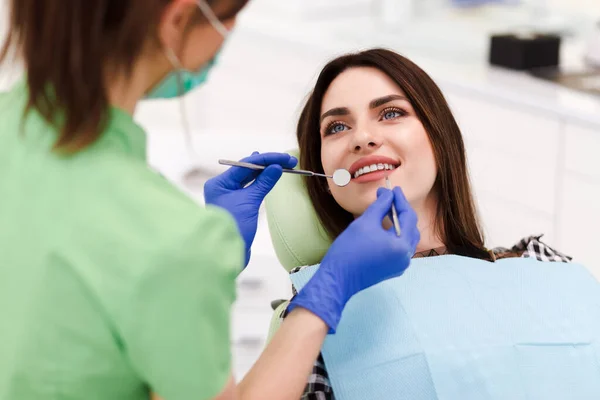 Hermosa Joven Haciendo Examen Dental Consultorio Dental Retrato Niña Sonriente —  Fotos de Stock