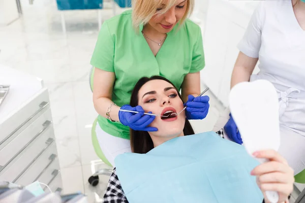 Diş Hekimi Asistan Hasta Dişlerini Tedavi Ediyor Diş Hekimi Tarafından — Stok fotoğraf