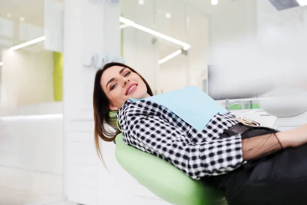 Uśmiechnięta Kobieta Leży Krześle Gabinetu Dentystycznego — Zdjęcie stockowe