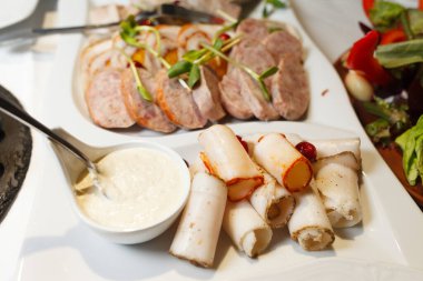 Domuz yağı ve kutlama masasındaki diğer yemekler gibi aperatifler.