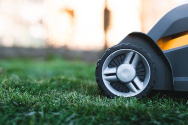 Çim biçme makinesinin ön görüntüsü