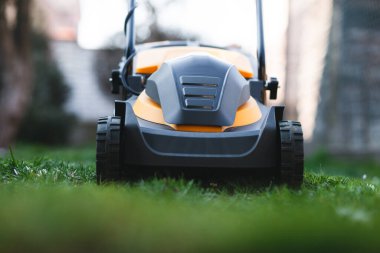 Elektrikli çim biçme makinesi.