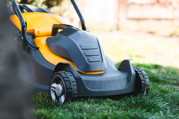 Elektrischer Rasenmäher Auf Dem Rasen Garten Gartenkonzept — Stockfoto