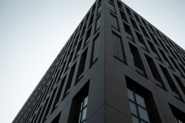  Karanlık bir ofis binası cephesi. Gökdelen perspektifi